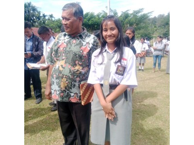 PEMBAGIAN LHBS DAN PEMBERIAN HADIAH BAGI SISWA YANG BERPRESTASI