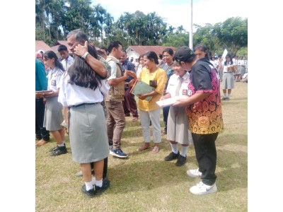PEMBAGIAN LHBS DAN PEMBERIAN HADIAH BAGI SISWA YANG BERPRESTASI