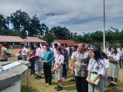 PEMBAGIAN LHBS DAN PEMBERIAN HADIAH BAGI SISWA YANG BERPRESTASI