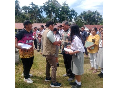 PEMBAGIAN LHBS DAN PEMBERIAN HADIAH BAGI SISWA YANG BERPRESTASI