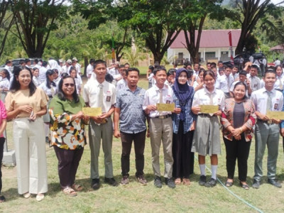 PEMBERIAN HADIAH LOMBA KEBERSIHAN RUANG KELAS DALAM ACARA MEMPERINGATI HUT RI KE-81