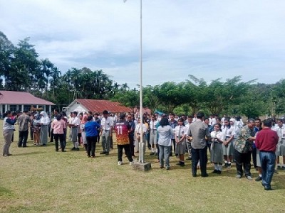 PEMBAGIAN LHBS DAN PEMBERIAN HADIAH BAGI SISWA YANG BERPRESTASI