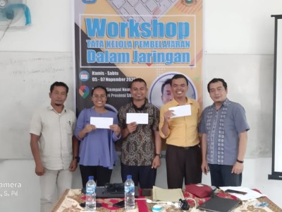 PEMBAGIAN HADIAH PESERTA TERBAIK WORKSHOP TATA KELOLA PEMBELAJARAN DARING