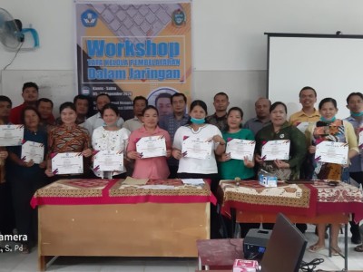 PEMBAGIAN SERTIFIKAT PESERTA WORKSHOP TATA KELOLA PEMBELAJARAN DARING