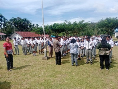 PEMBAGIAN LHBS DAN PEMBERIAN HADIAH BAGI SISWA YANG BERPRESTASI