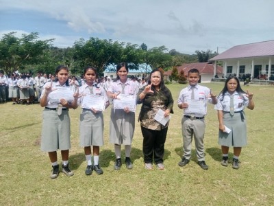 PEMBAGIAN LHBS DAN PEMBERIAN HADIAH BAGI SISWA YANG BERPRESTASI