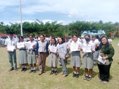 PEMBAGIAN LHBS DAN PEMBERIAN HADIAH BAGI SISWA YANG BERPRESTASI